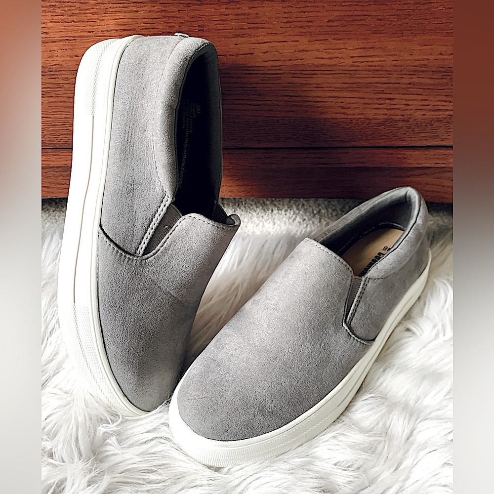 Gray Sneakers with Cushioned Soles and Minimalist Design